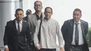 Mantan Menteri Pendidikan, Kebudayaan, Riset dan Teknologi (Mendikbudristek) Nadiem Makarim (ketiga kiri) saat tiba di area Gedung Kejaksaan Agung (Kejagung), Jakarta, Selasa (15/7/2025). (merdeka.com/Arie Basuki)