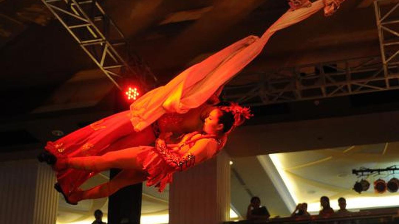 Pertunjukan sirkus di Grand Indonesia Shoping Town