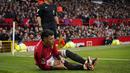 Pemain Manchester United, Lisandro Martinez memegangi lututnya saat laga lanjutan Liga Inggris 2023/2024 antara Manchester United melawan West Ham United di Old Trafford, Manchester, Inggris, Minggu (04/02/2024). (AP Photo/Dave Thompson)