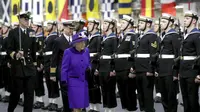 Ratu Inggris Queen Elizabeth menghadiri Upacara Commissioning HMS Queen Elizabeth di HM Naval, (7/12) di Portsmouth, Inggris. Ratu mengahdiri upacara kapal induk baru Inggris dengan memakai busana tren warna 2018 (AP/Chris Jackson)