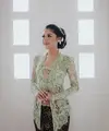 Erina juga memakai stagen motif jumputan warna coklat yang menghubungkan kebaya dan kain batik yang dikenakannya. @morden.co.