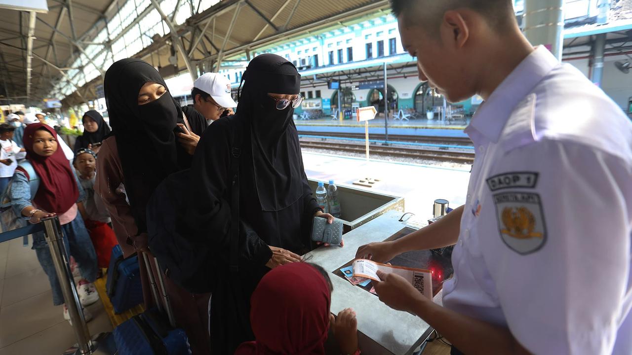 FOTO: Pemudik Mulai Padati Stasiun Pasar Senen Jelang Puncak Arus Mudik