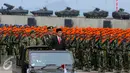 Presiden Joko Widodo memeriksa pasukan saat upacara Hut TNI ke-70 di Dermaga Indah Kiat, Cilegon, Banten, Senin (5/10/2015). HUT TNI Ke-70 ditandai atraksi tempur tiga matra TNI Angkata Darat, Laut dan Udara. (Liputan6.com/Faisal Fanani)
