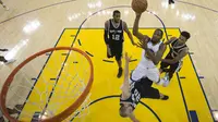 Dejounte Murray saat melawan Golden State Warriors pada laga Final NBA wilayah Barat, Minggu (14/5/2017) (Kyle Terada/USA TODAY Sports via AP, Pool)