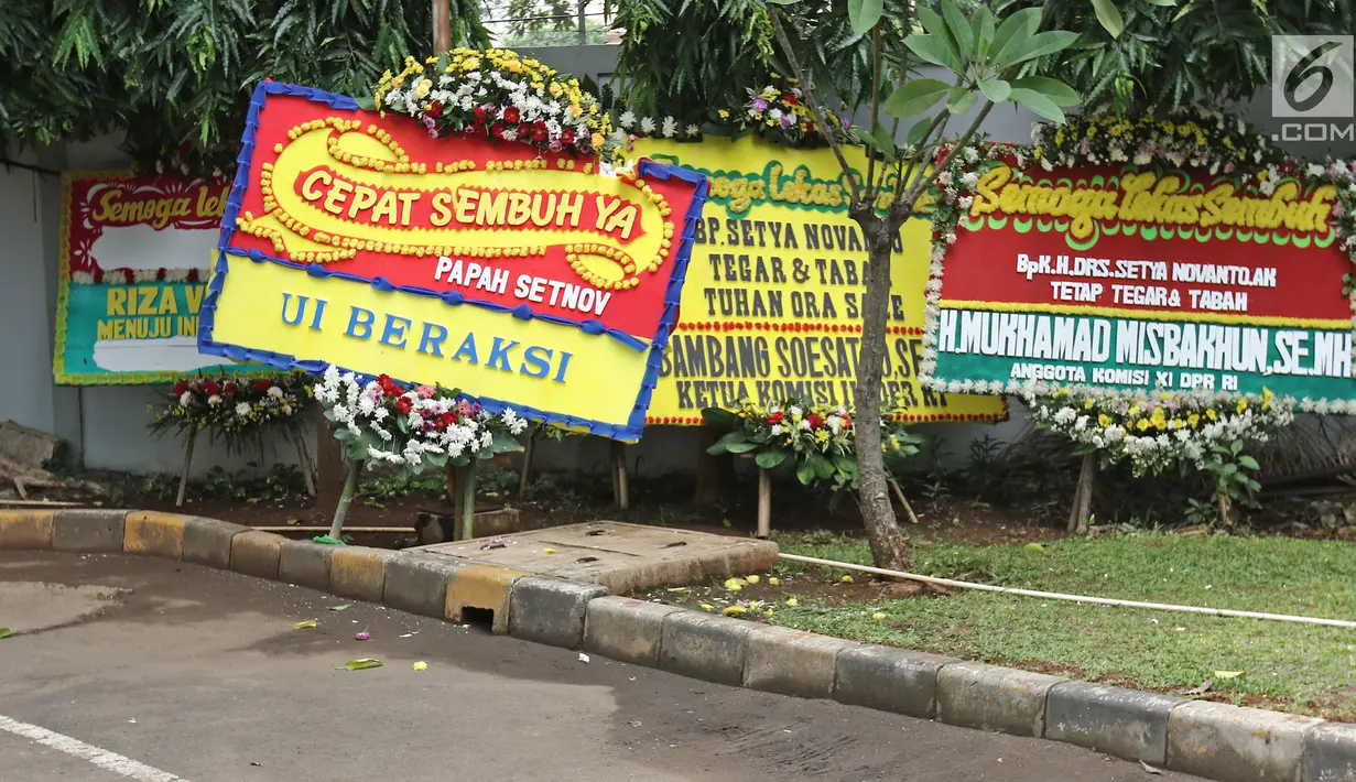 Karangan bunga yang ditujukan untuk Ketua DPR, Setya Novanto di Rumah Sakit Cipto Mangunkusumo (RSCM) Kencana, Jakarta, Minggu (19/11). Ada dua karangan bunga baru untuk Novanto, salah satunya mengatasnamakan "UI Beraksi". (Liputan6.com/Herman Zakharia)