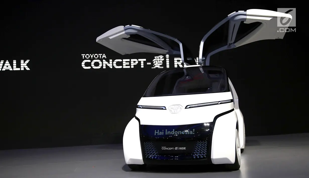Sebuah mobil Toyota i-Ride diperkenalkan pada GAIKINDO Indonesia International Auto Show (GIIAS) 2018 di ICE BSD, Tangsel, Kamis (2/8). Mobil tanpa lingkar kemudi ini terdapat layar yang bisa menyapa pejalan kaki. (Liputan6.com/Fery Pradolo)
