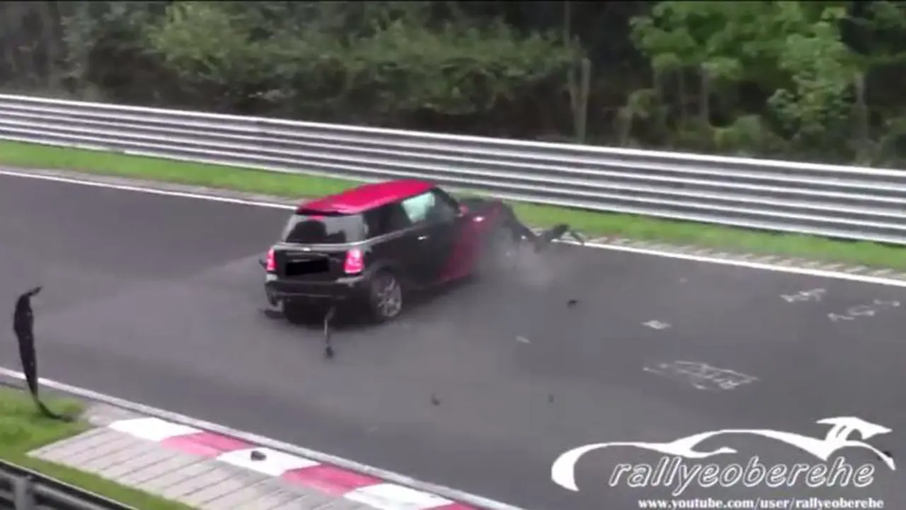 Uji Kecepatan, MINI Cooper S Malah Seruduk Separator Sirkuit