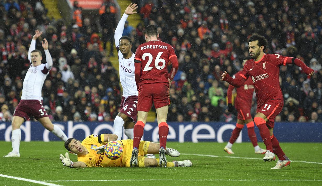 Pada menit ke-43 Mohamed Salah nyaris membawa Liverpool unggul. Bola tembakan mendatarnya dari dalam kotak penalti lagi-lagi masih mampu diamankan Emiliano Martinez. (AFP/Oli Scarff)