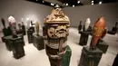 Replika bom karya seniman Lebanon, Katya Traboulsi saat dipamerkan di Salih Barakat Gallery, Beirut, Selasa (10/4). Pameran ini untuk mengenang perang saudara yang terjadi di Lebanon. (ANWAR AMRO/AFP)