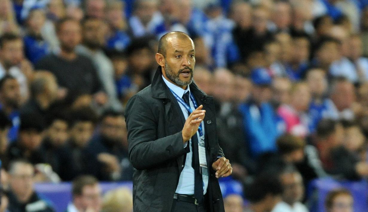 Pelatih Porto, Nuno Espirito Santo saat memberikan arahan kepada para pemain FC Porto saat melawan Leicester City pada lanjutan liga Champions grup G di Stadion King Power, Leicester, Rabu (28/9/2016) dini hari WIB. (AP Photo/Rui Vieira)