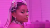 Lipgloss Ariana Grande di Video Klip 7 Rings. (Foto: instagram.com/arianagrande)