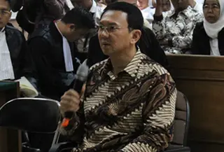 Batik parang seling nogo yang dikenakan Ahok ditawar Rp100 juta. (dok. Screenshot BenihBaik.com/Dinny Mutiah)