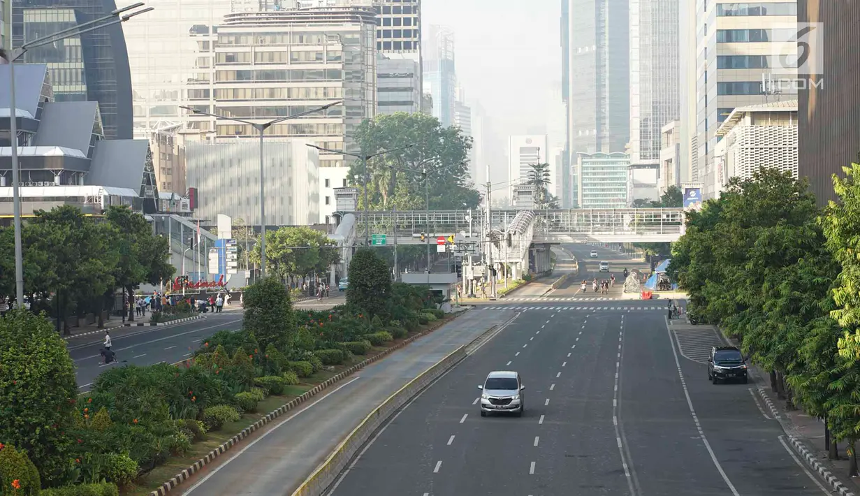 Kondisi lalu lintas di Jalan MH Thamrin, Jakarta, Rabu (5/6/2019). Banyaknya warga Ibu Kota yang mudik ke kampung halaman untuk merayakan Hari Raya Idul Fitri membuat jalan protokol terpantau lengang. (Liputan6.com/Immanuel Antonius)