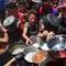 Warga Palestina berusaha mendapatkan makanan di dapur umum yang menyediakan makanan hangat di lingkungan Rimal, kota Gaza pada 18 Juni 2025. (Omar AL-QATTAA/AFP)