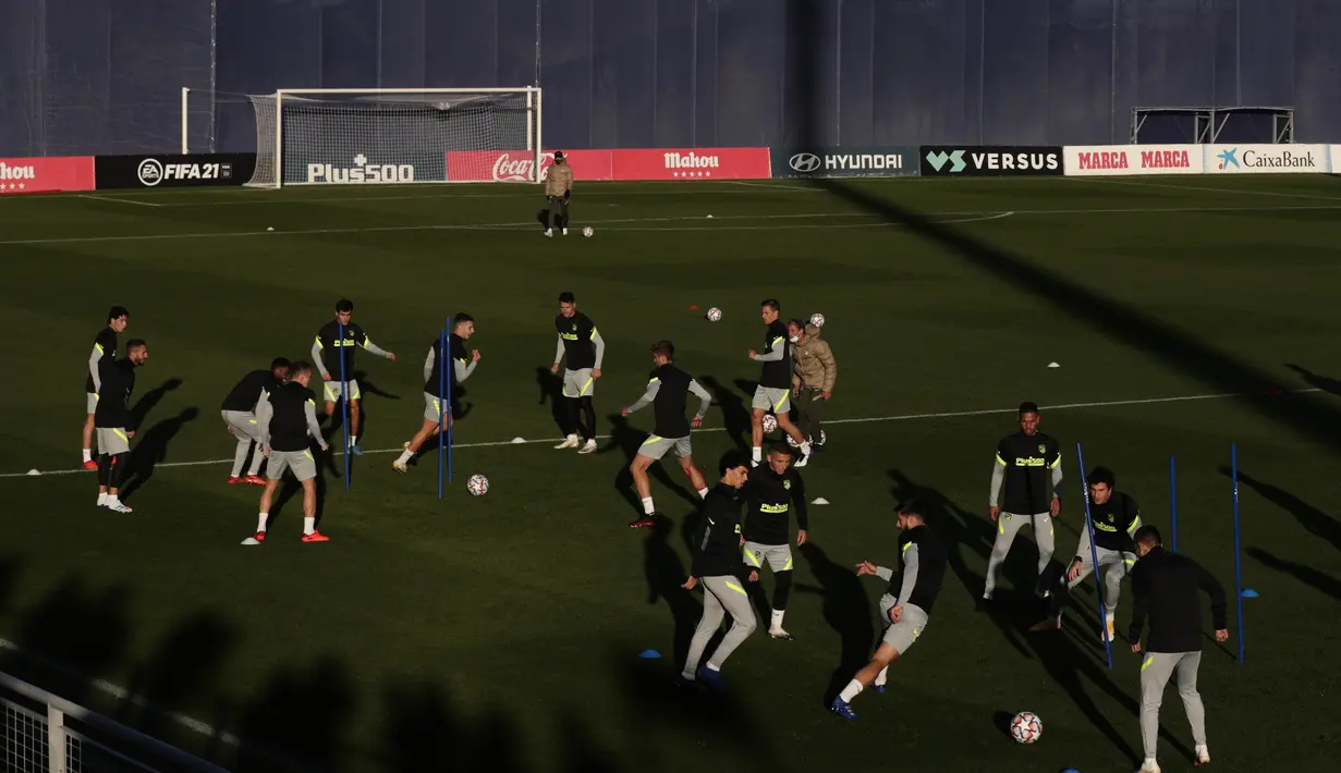 Para pemain Atletico Madrid melakukan pemanasan saat mengikuti latihan tim di Majadahonda, pinggiran Madrid, Spanyol, Senin (26/10/2020). Atletico Madrid akan bertanding melawan Salzburg pada grup A Liga Champions. (AP Photo/Manu Fernandez)
