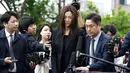 Putri bungsu bos maskapai Korea Air, Cho Hyun-min datang untuk dimintai keterangan oleh polisi di Seoul Selasa (1/5). Keluar dari sedan hitam, Cho mengulangi permintaan maafnya dengan berlinang air tanpa berkomentar lebih jauh. (AP/Ahn Young-joon)
