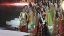 Miss Universe 2014 Paulina Vega melambaikan tangan saat menghadiri malam Grand Finalis Puteri Indonesia 2015 di JCC, Jakarta, Jumat (20/2). (Liputan6.com/Herman Zakharia)