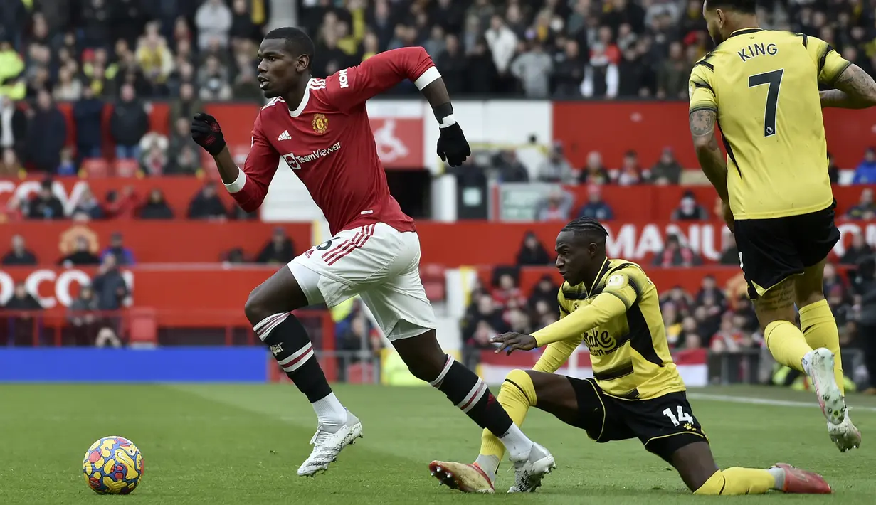 Gelandang Manchester United, Paul Pogba membawa bola dari kawalan pemain Watford, Hassane Kamara pada pertandingan lanjutan Liga Inggris di di Old Trafford di Manchester, Inggris, Sabtu (26/2/2022). MU bermain imbang dengan Watford 0-0. (AP Photo/Rui Vieira)