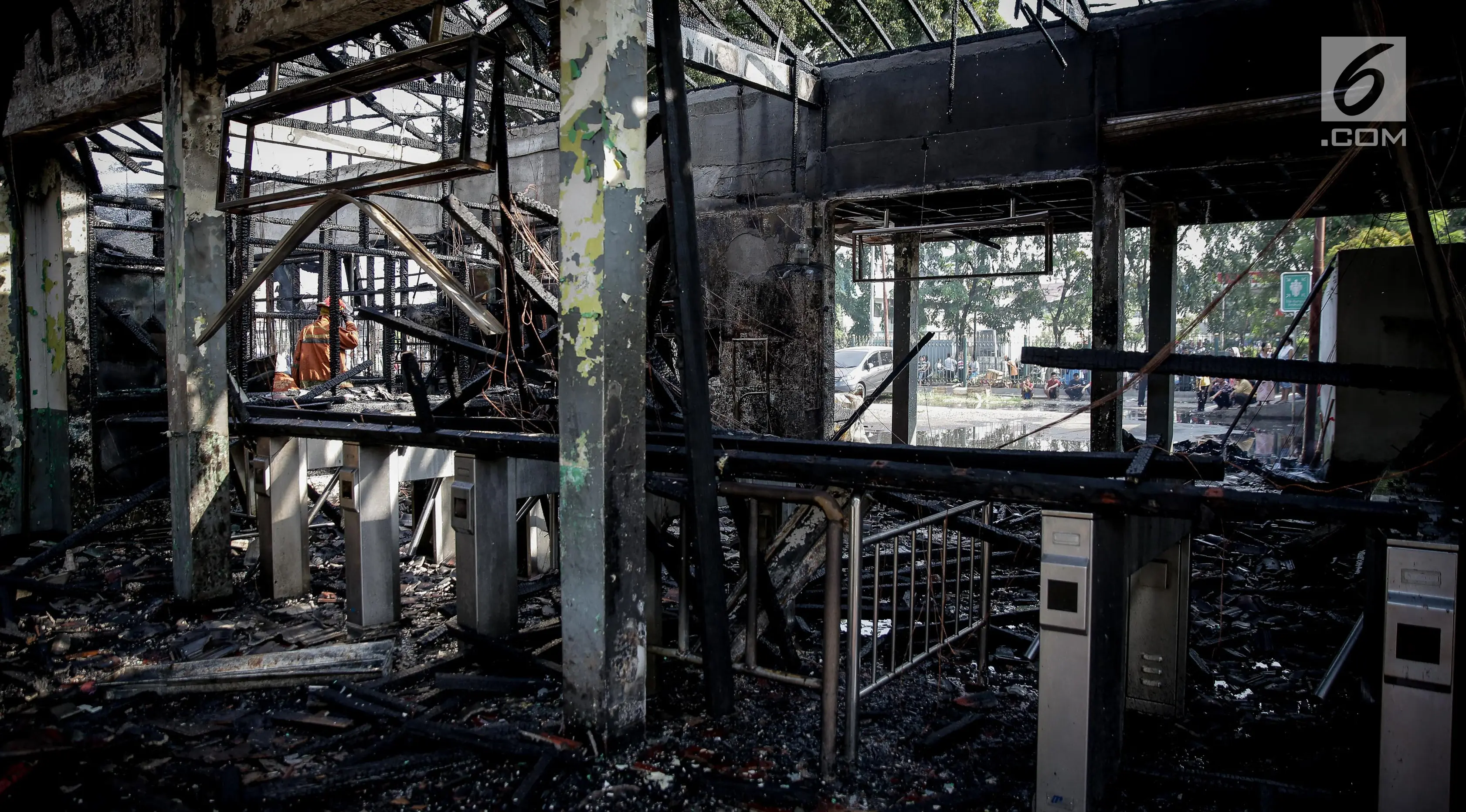 Kondisi bangunan depo Stasiun Klender, Jakarta Timur yang terbakar, Jumat (19/5). Kebakaran di Stasiun Klender ini melalap sejumlah ruangan, mulai dari ruangan penjualan tiket, kantor kepala stasiun, sampai, toilet. (Liputan6.com/Faizal Fanani)