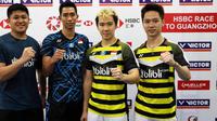 Wahyu Nayaka Arya Pankaryanira/Ade Yusuf Santoso (kiri) bersama Kevin Sanjaya Sukamuljo/Marcus Fernaldi Gideon setelah duel di China Terbuka 2018 (doc. PBSI).