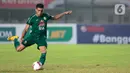 Pemain PS Sleman, Fabiano Da Rosa Beltrame menendang bola dari titik penalti dalam pertandingan perempat final Piala Menpora 2021 melawan Bali United di Stadion Si Jalak Harupat, Bandung. Senin (12/4/2021). (Bola.com/Ikhwan Yanuar)
