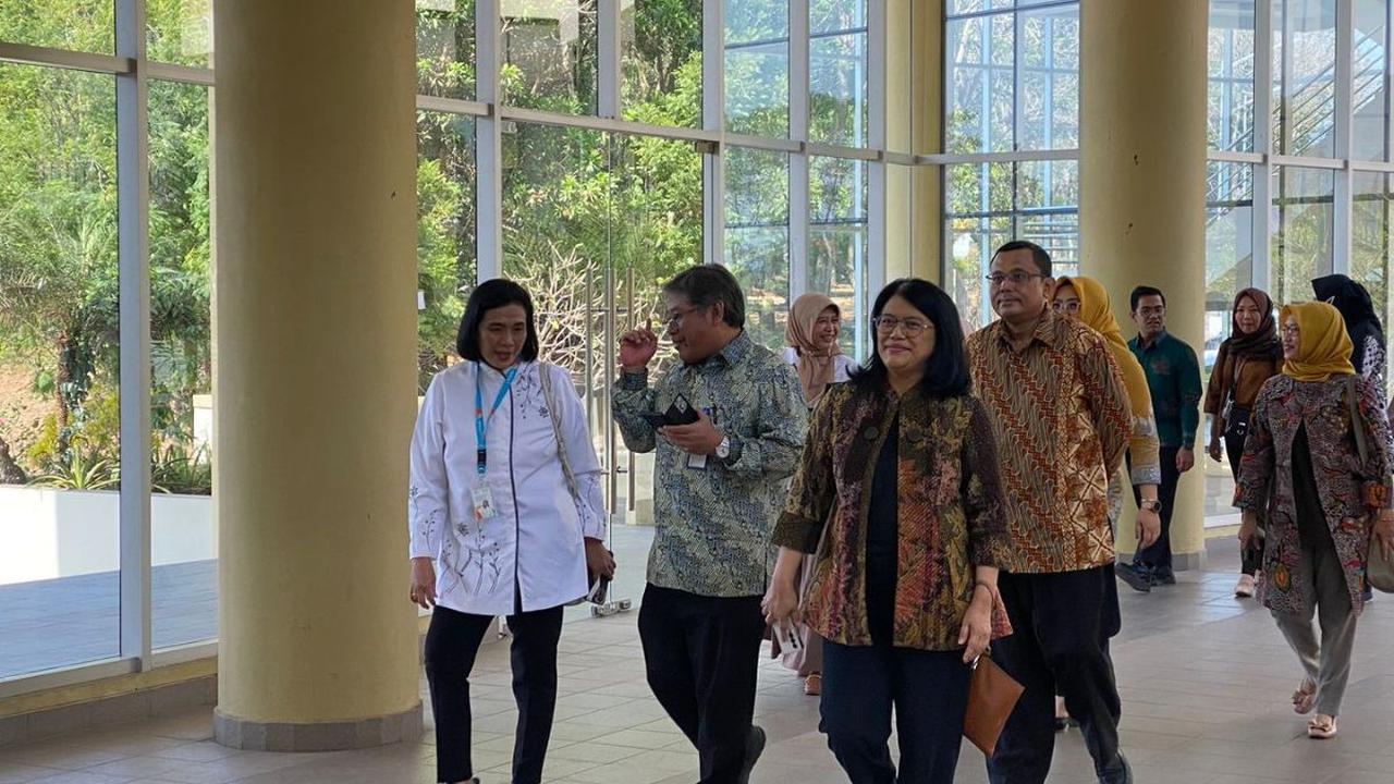 “Nah nanti dua pekan ke depan mereka akan belajar di Unpad, ini merupakan sarana yang bagus juga untuk memasarkan produk-produk kita ke negara-negara tersebut,” kata Lucia Rizka.
