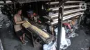 Perajin memproduksi tempe di industri rumahan kawasan Sunter Jaya, Tanjung Priok, Jakarta, Kamis (13/1/2022). Sistem Pemantauan Pasar dan Kebutuhan Pokok Kementerian Perdagangan mencatat harga kedelai impor mengalami kenaikan 0,8 persen. (merdeka.com/Iqbal S. Nugroho)