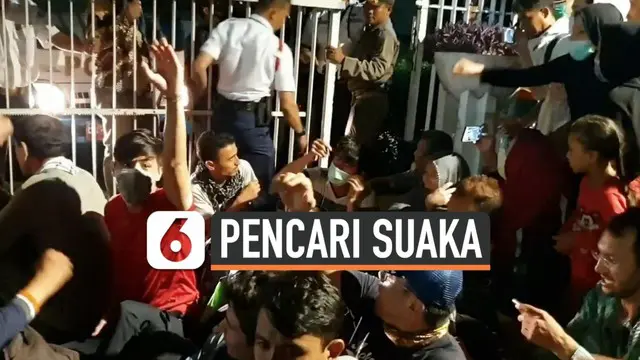 Petugas Satpol PP mengevakuasi ratusan pengungsi pencari suaka dari kantor UNHCR di Jakarta Pusat. Mereka dikembalikan ke penampungan di Kalideres sempat terjadi kericuhan dan keributan dalam proses evakuasi .