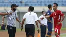 Pelatih Persik Kediri, Joko Susilo (kiri) melakukan protes kepada hakim garis saat anak buahnya dilanggar dalam kotak pinalti dimenit akhir pertandingan. (Foto: Bola.com/Ikhwan Yanuar)