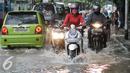 Pengendara motor menerobos genangan air di Pejaten Raya, Jakarta, Selasa (4/10). Akibat curah hujan yang tinggi menyebabkan sejumlah titik di Jakarta tergenang air. (Liputan6.com/Yoppy Renato)