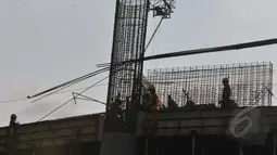 Sejumlah pekerja menyelesaikan proyek pembangunan gedung di kawasan Palmerah, Jakarta, Senin (30/3/2015). Tahun 2015, BPJS Ketenagakerjaan menargetkan mampu mendapatkan 22,3 juta peserta BPJS jumlah ini naik dari tahun 2014. (Liputan6.com/Johan Tallo)