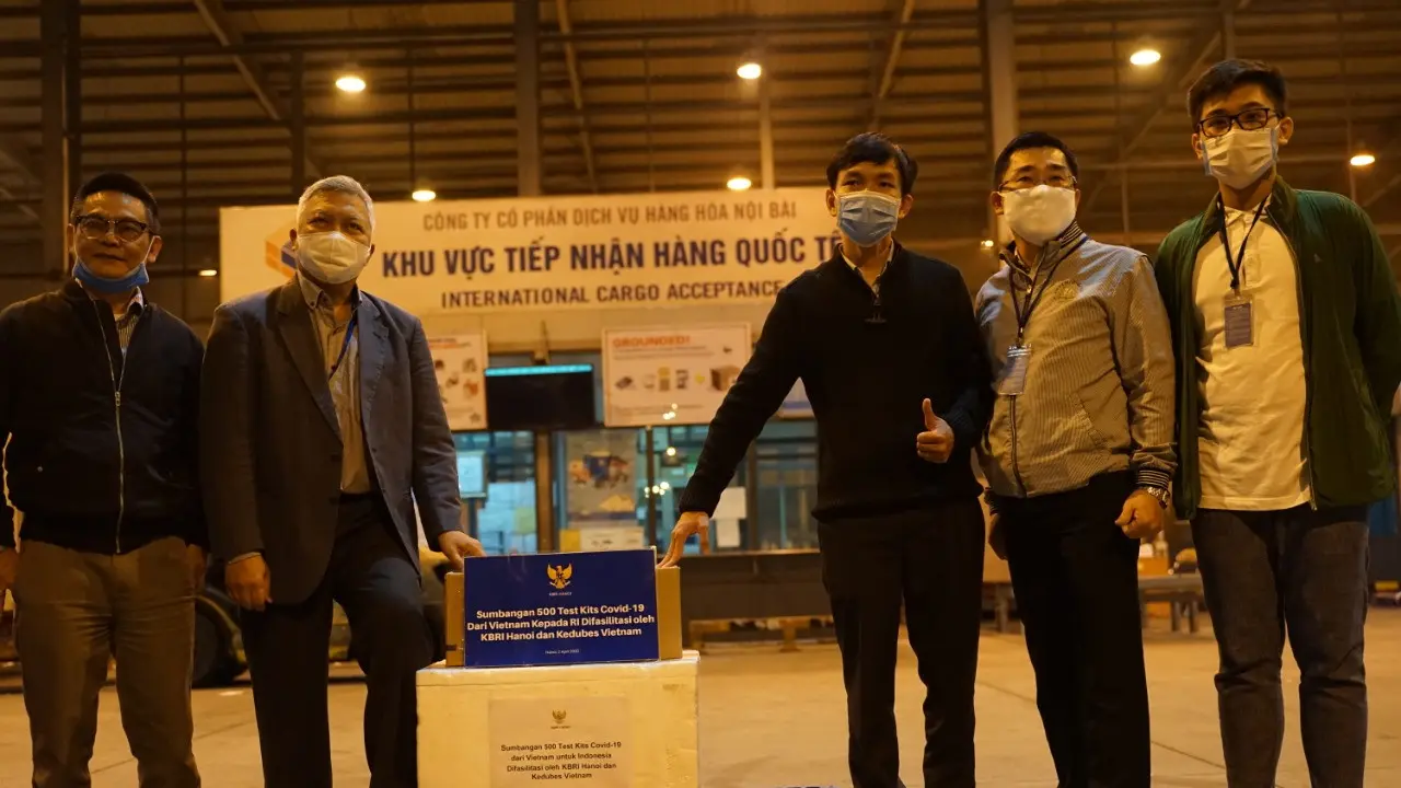 Bantuan alat tes Corona COVID-19 dari Vietnam. (Dokumentasi KBRI Hanoi)