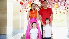 Sandra Dewi dan Harvey Moeis merupakan salah satu pasangan selebriti yang merayakan Imlek dengan penuh sukacita. Sandra Dewi pun bersama suami kompak mengenakan busana merah yang identik dengan perayaan Imlek. (Liputan6.com/IG/@sandradewi88)