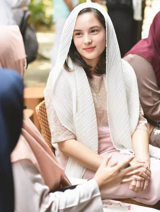 <p>Kaftan satin dengan detail bordir pada bagian dada&nbsp; dan lengan sangat cocok dipadu padankan dengan selendang berbahan chiffon.&nbsp;(instagram/chelseaislan)</p>