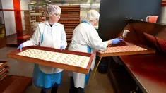Pekerja memberi warna pada kue yang terbuat dari marzipan segar di tempat pembuatan tradisional JG Niederegger GmbH di Luebeck, Jerman (5/12). Marzipan adalah adonan yang bahan utamanya terbuat dari cacahan kacang almond dan gula. (AFP Photo/Stollarz)