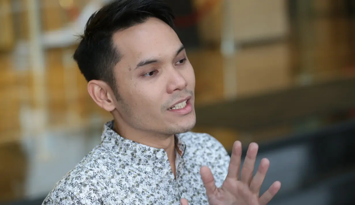 Beberapa hari lagi, Ben Kasyafani akan mengakhiri masa duda. Ben akan mempersunting perempuan bernama Nesyana Ayu Nabila atau biasa disapa Ines. Berbagai persiapan telah dipersiapkan, termasuk undangan. (Adrian Putra/Bintang.com)