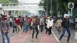 Pengunjuk rasa terlibat bentrok dengan polisi di Jalan Medan Merdeka Timur, Jakarta, Kamis (8/10/2020). Bentrokan terjadi akibat massa yang memaksa masuk ke depan Istana Negara untuk berunjuk rasa terkait penolakan UU Cipta Kerja. (Liputan6.com/Immanuel Antonius)