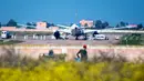 Pesawat Royal Air Maroc yang dilaporkan membawa warga Maroko dari Wuhan tiba di Bandara Benslimane, Maroko, Minggu (2/2/2020). Maroko memulangkan warganya dari Wuhan menyusul wabah virus corona di kota tersebut. (Photo by FADEL SENNA/AFP)