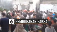 Seorang yang membubarkan acara tiba-tiba meludahi warga yang protes.