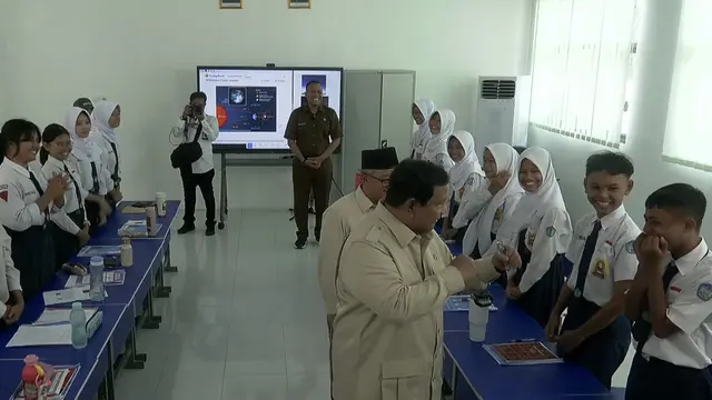 Presiden Prabowo Subianto bergaya boxing di depan siswa SMP 4 Kota Bekasi