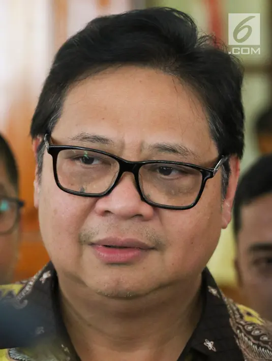 Ketum Partai Golkar, Airlangga Hartarto memberi keterangan usai acara Pembekalan Caleg DPR RI Partai Golongan Karya di Jakarta, Rabu (19/12). Pembekalan diadakan dalam rangka persiapan menghadapi Pemilu 2019 mendatang. (Liputan6.com/Immanuel Antonius)
