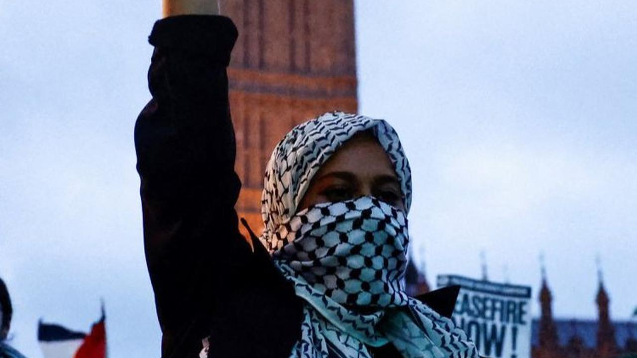 Sementara, aksi solidaritas untuk Palestina di London, Inggris, ini diikuti sekitar 10.000 orang.&nbsp;Foto: Benjamin Cremel/AFP