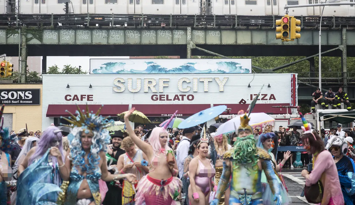 Ratusan orang mengenakan kostum bertema putri duyung berkumpul untuk mengikuti Parade Mermaid 2017 di Coney Island, New York City (17/6). (Alex Wroblewski/Getty Images/AFP)