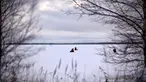Sejumlah pria memancing di tengah laut Bothnia yang sedang membeku di Vaasa, Finlandia, Rabu (27/12). Memancing di laut beku merupakan hal yang ditunggu-tunggu oleh sebagian warga setempat. (OLIVIER MORIN / AFP)