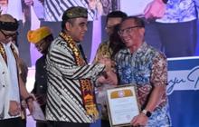 KMHDI Anugerahkan Penghargaan Tokoh Hindu Nasional Inspiratif kepada Komisioner KI Pusat Gede Narayana