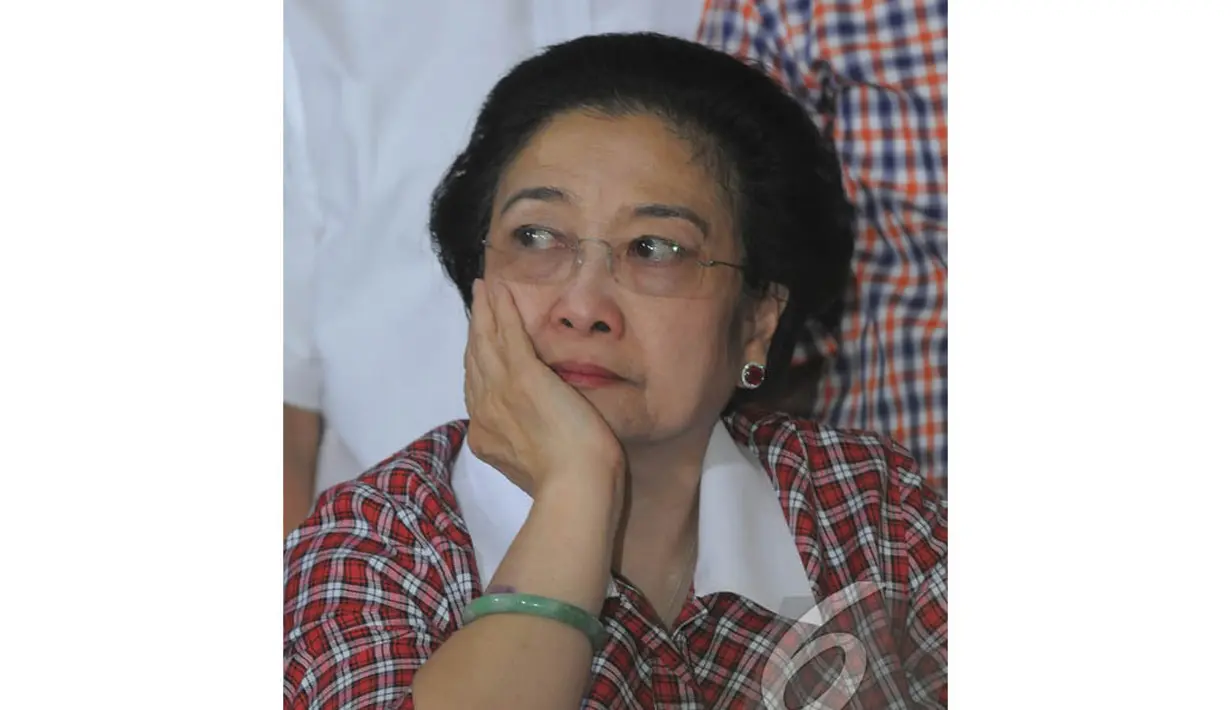 Mega, yang mengenakan kemeja kotak-kotak, tak berkata apa pun. Dia hanya terus memandang layar dengan mata yang berkaca-kaca, Jakarta, Rabu (9/7/2014) (Liputan6.com/Herman Zakharia)