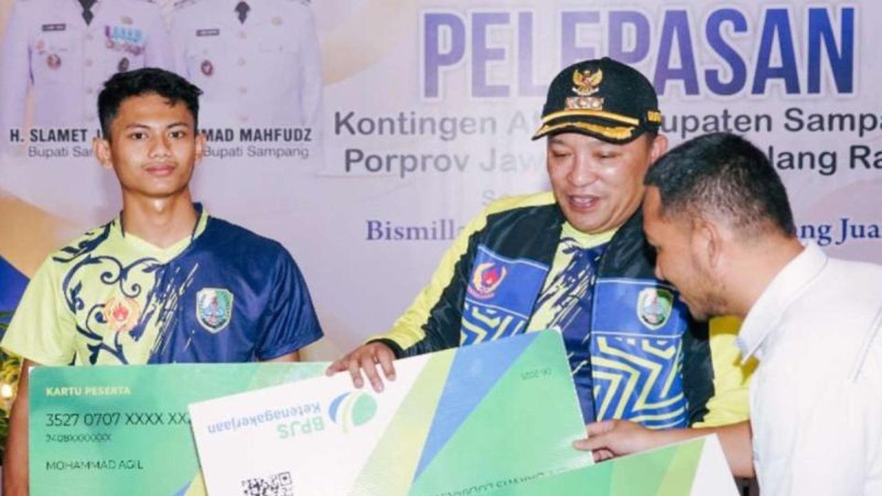 Pemkab Sampang Salurkan Bantuan Jamsostek Pekerja Rentan, Tingkatkan Perlindungan Sosial