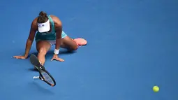 Petenis asal Ceko, Barbora Strycova terjatuh saat laga melawan Serena Williams pada putaran keempat Austalia Open, Melbourne, Australia (23/1). Strycova dikalahkan Serena dengan skor 5-7, 4-6. (AFP/Peter Park)