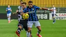 Penyerang Inter Milan, Alexis Sanchez (kanan) menantang bek Parma, Mattia Bani pada pekan ke-25 Serie A 2020/2021, di Stadion Ennio Tardini, Jumat (5/3/2021) dini hari WIB. Dua gol Alexis Sanchez memastikan skor akhir Parma vs Inter Milan menjadi 1-2. (MIGUEL MEDINA / AFP)