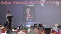 Wakil Presiden, Jusuf Kalla memberi sambutan pembuka bedah buku Sofjan Wanandi dan Tujuh Presiden di Jakarta, Rabu (23/5). Buku ini mengisahkan perjalanan hidup aktivis 1966 dan pengusaha, Sofjan Wanandi. (Liputan6.com/Helmi Fithriansyah)